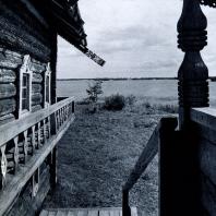 Крыльцо дома Елизарова. Вид на озеро. Фото А. А. Александрова