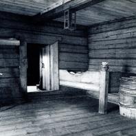 Дом Елизарова. Интерьер сеней со встроенной кроватью. Фото А. А. Александрова